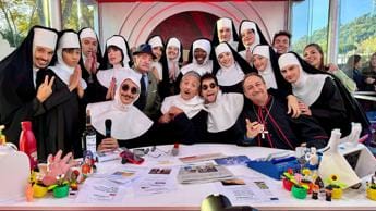 Galleria foto 'Pace fatta tra Malgioglio e Mahmood da Fiorello' - foto 1