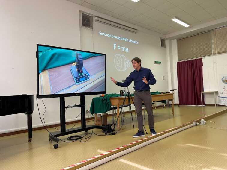 Andria, a lezione di volo col pilota youtuber: gli studenti incontrano Pasquale Abbattista
