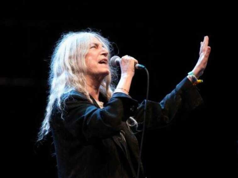 Cresce l’attesa per Patti Smith: la “poetessa del rock” in concerto a Bari e Matera