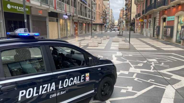 Bari, ruba profumi in un negozio di via Carulli: arrestato un 50enne
