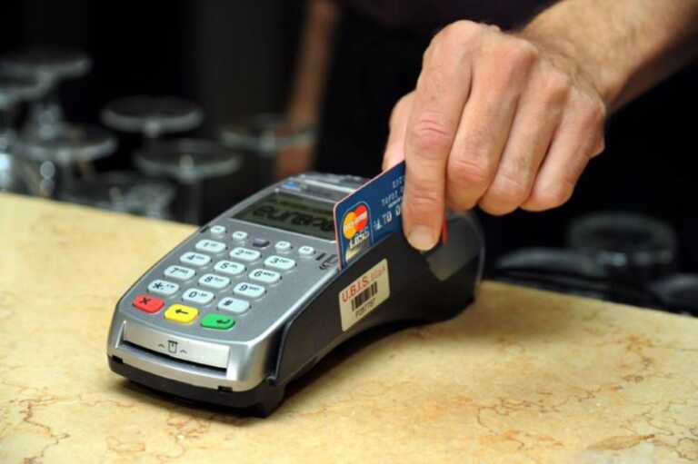 Bancomat, pagamenti con il Pos in tilt in tutta Italia: «Causato da un guasto ai cavi in Svizzera»