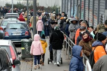 Galleria foto 'Povertà a Milano, le storie di chi è in fila per un pasto: “Qui per sopravvivere”' - foto 1