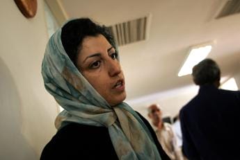 Premio Nobel per la Pace Narges Mohammadi inizia sciopero della fame in carcere