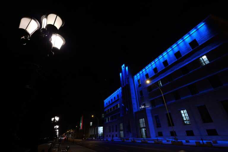 Galleria foto 'Giornata per i diritti dell’infanzia e dell’adolescenza: il palazzo della Regione Puglia si colora di azzurro' - foto 1