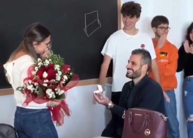 Peschici, la proposta di matrimonio in classe: gli alunni complici del futuro sposo – VIDEO