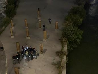 Galleria foto 'Ragazzo caduto da Ponte Garibaldi, non esclusa ipotesi selfie' - foto 1