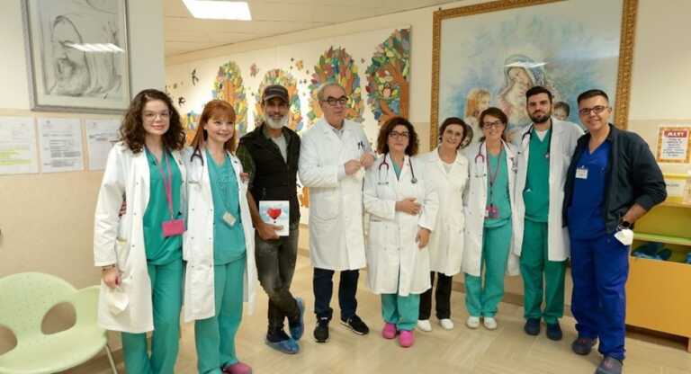 Il messaggio di pace di Raz Degan dall’ospedale di San Pio: «Estirpiamo il virus della violenza»