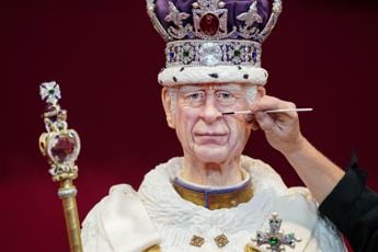 Re Carlo e il ‘gemello’ di pan di Spagna: ecco la torta a grandezza naturale
