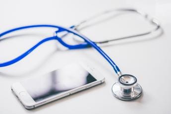 Galleria foto 'Ricette, certificati e consulti: un medico su 3 ‘perde’ fino a 3 ore al giorno al telefono' - foto 1