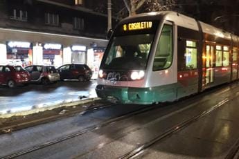 Galleria foto 'Roma, sfonda vetro tram 8 con un calcio: ferita da schegge una 19enne' - foto 1