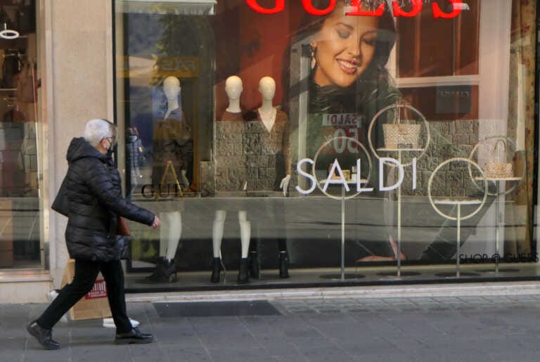 Saldi, primo giorno tiepido in città. Ora i negozi sperano nel weekend