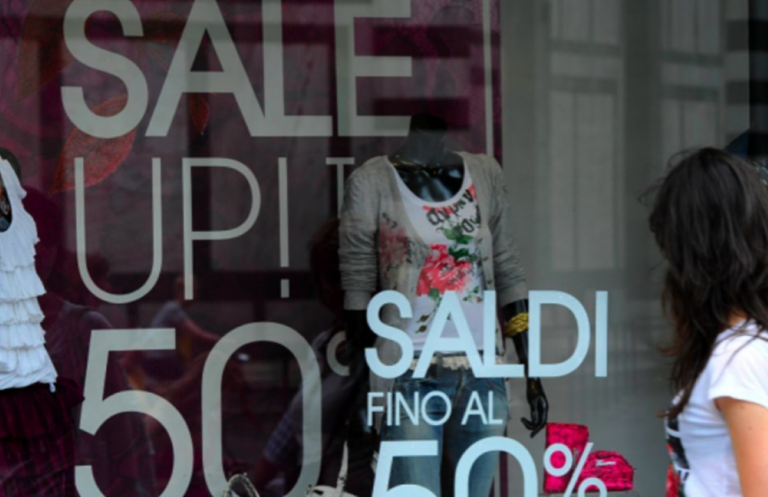 Magazzini pieni e merce invenduta: i saldi autunnali a Bari sono un flop