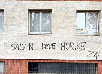 Galleria foto '“Salvini deve morire”, scritta choc contro vicepremier a Milano' - foto 1