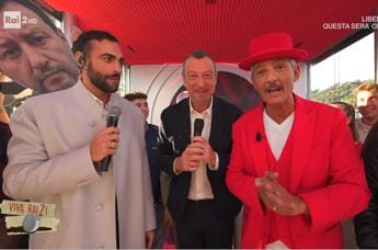 Galleria foto 'Sanremo 2024, annuncio Amadeus da Fiorello a Viva Rai2: “Marco Mengoni coconduttore prima serata”' - foto 1