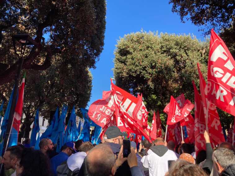 Cgil e Uil in piazza a Bari: «Il governo non ci ascolta». I sindacati ricevuti dal Prefetto – VIDEO