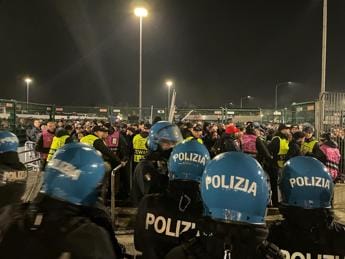 Galleria foto 'Scontri tra tifosi, tornano in Italia gli ultras violenti' - foto 1