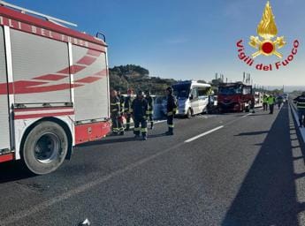 Galleria foto 'Scontro su A12 tra bisarca e furgone con a bordo turisti: 1 morto e 4 feriti gravi' - foto 1