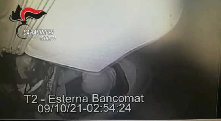 Selfie col bottino dopo l’assalto al bancomat: beccato un commando foggiano – VIDEO