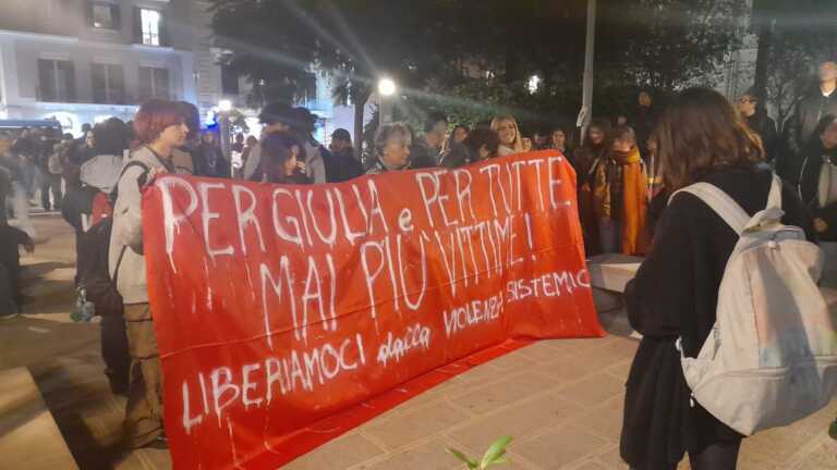 Bari, studenti fanno rumore contro la violenza sulle donne: “Per Giulia e per tutte” – VIDEO