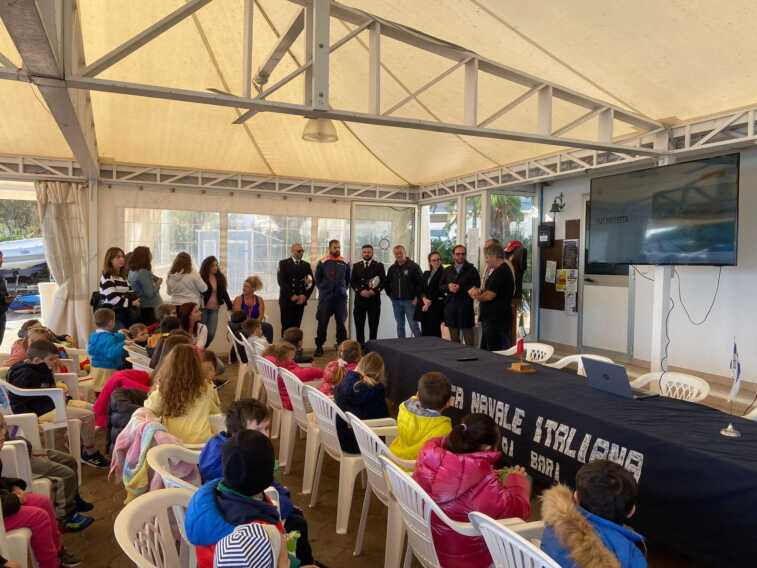 Galleria foto 'Mola, due tartarughe marine tornano in libertà davanti agli occhi curiosi di decine di bambini – VIDEO' - foto 2