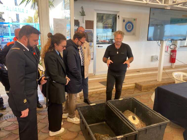 Mola, due tartarughe marine tornano in libertà davanti agli occhi curiosi di decine di bambini – VIDEO