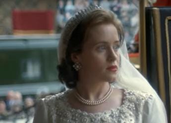 Galleria foto 'The Crown, dagli abiti ai corgi di porcellana: all’asta i cimeli della serie Netflix' - foto 1