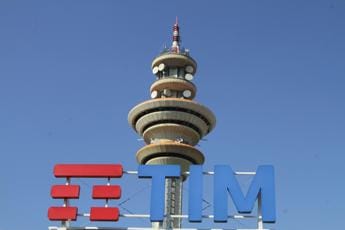 Galleria foto 'Tim, offerta sulla rete: domani primo cda tra nuovi pareri legali di Vivendi e rischio penale' - foto 1