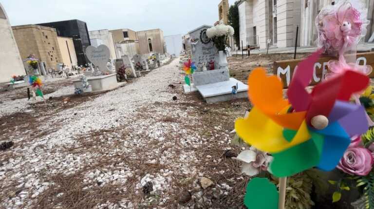 Brindisi, girandole colorate sulle tombe dei bimbi: «Un piccolo conforto alle famiglie»