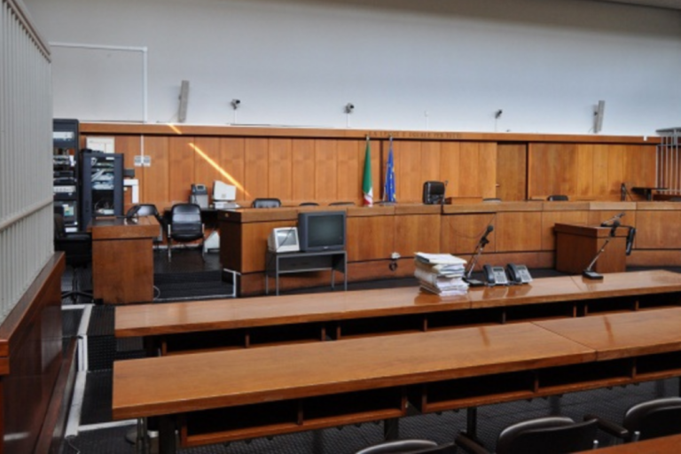 Si finge santone africano e perseguita l’ex fidanzata: 37enne di Casarano a processo