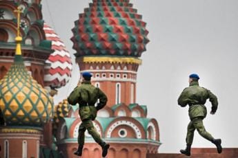 Ucraina, la mossa russa per aumentare l’esercito: “Arruolati per ripagare i debiti”