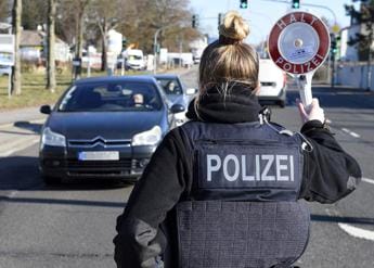 Uomo armato sfonda con auto cancello aeroporto Amburgo: chiuso scalo