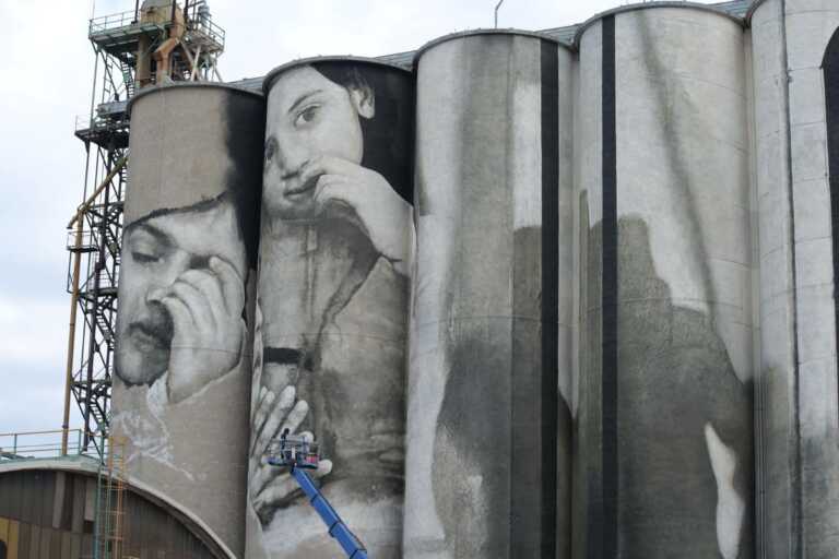 Bari, Guido van Helten al lavoro nel porto. Emiliano: «Cultura, bellezza e accoglienza»