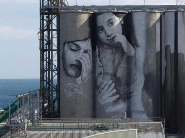 Galleria foto 'Bari, Guido van Helten al lavoro nel porto. Emiliano: «Cultura, bellezza e accoglienza»' - foto 2