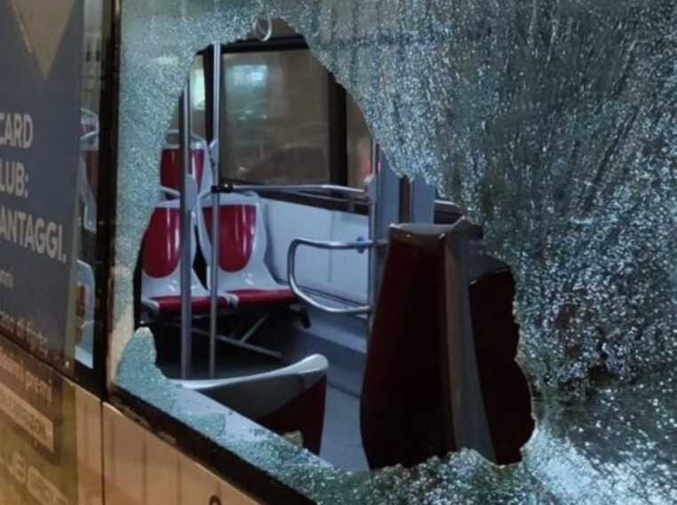 Sassi e uova contro gli autobus dell’Amtab a Bari: indaga la polizia locale