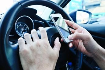 Galleria foto 'Video mentre guidano, sorpassi senza freccia e alta velocità: gli italiani al volante' - foto 1