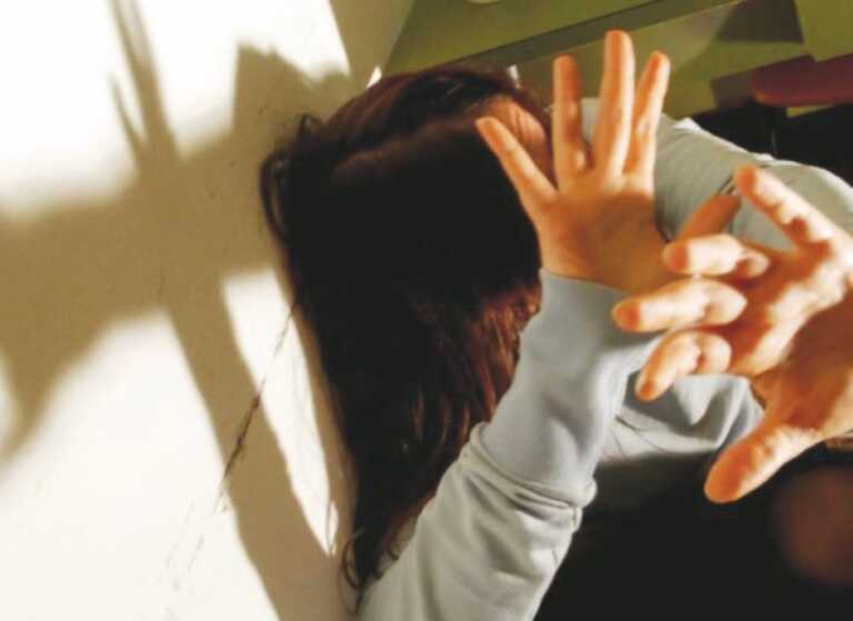 Violentata a 12 anni a Ruffano, si scava negli smartphone dei tre minori indagati