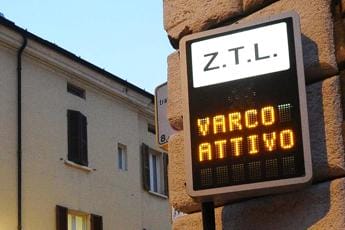 Galleria foto 'Ztl da incubo, coppia riceve 100 multe: “Salasso da 13mila euro, colpa del navigatore”' - foto 1
