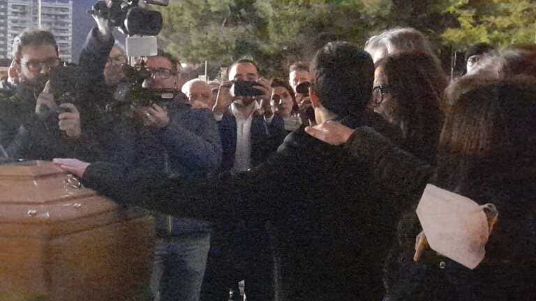 Il funerale del fisioterapista ucciso a Bari, il figlio 26enne: «Papà, sei la mia roccia» – VIDEO