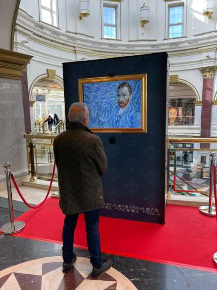 Galleria foto 'A Bari i quadri parlanti come in Harry Potter: in piazza del Ferrarese le opere “animate” di Van Gogh' - foto 2