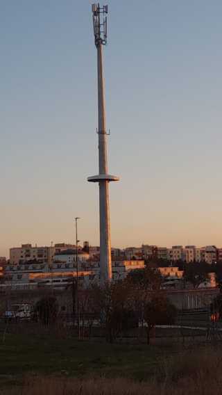 Galleria foto 'Matera, spunta un’antenna 5G in via Gravina e parte la protesta dei residenti' - foto 3