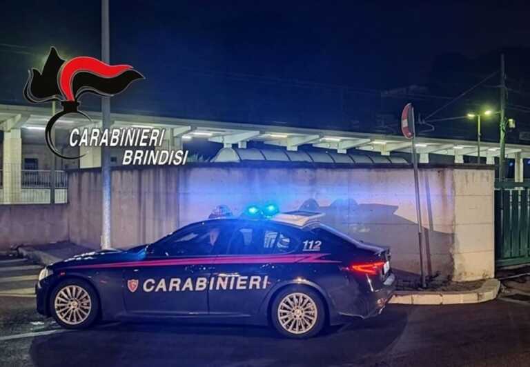 San Pietro Vernotico, tenta di posizionare un ordigno fuori da un negozio: arrestato 17enne