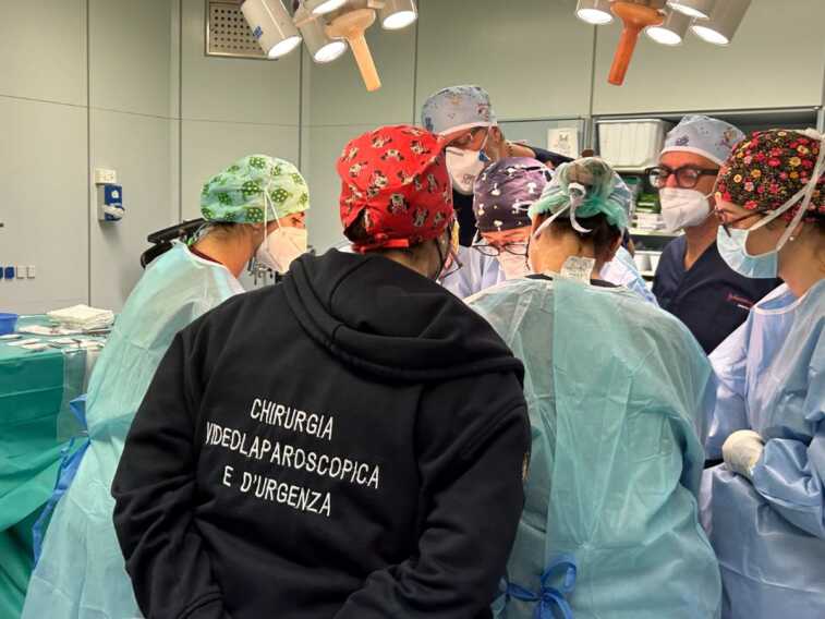 Galleria foto 'Bari, al Policlinico la chirurgia tiroidea fa scuola: 10 medici da tutta Italia per migliorare le tecniche – VIDEO' - foto 1