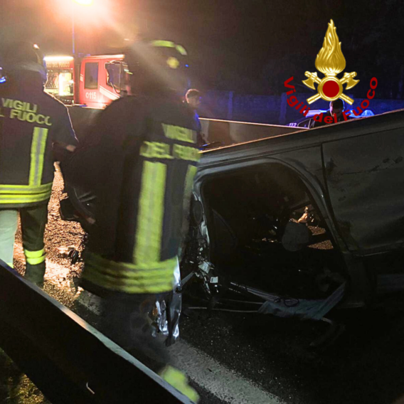 Galleria foto 'Auto si ribalta sulla statale 16 nel Salento: 25enne in ospedale in codice rosso' - foto 2