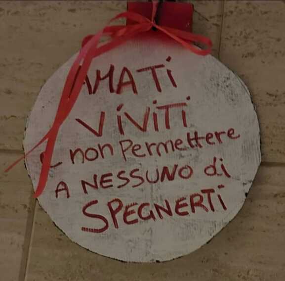 Cerignola, gli addobbi in memoria delle vittime di femminicidio: l’iniziativa di una mamma – FOTO