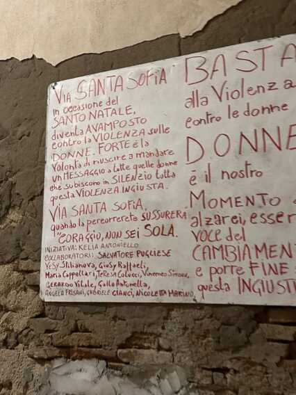 Galleria foto 'Cerignola, gli addobbi in memoria delle vittime di femminicidio: l’iniziativa di una mamma – FOTO' - foto 2