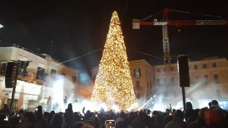 Bari, ecco il grande albero di Natale in piazza del Ferrarese: via alle feste – VIDEO