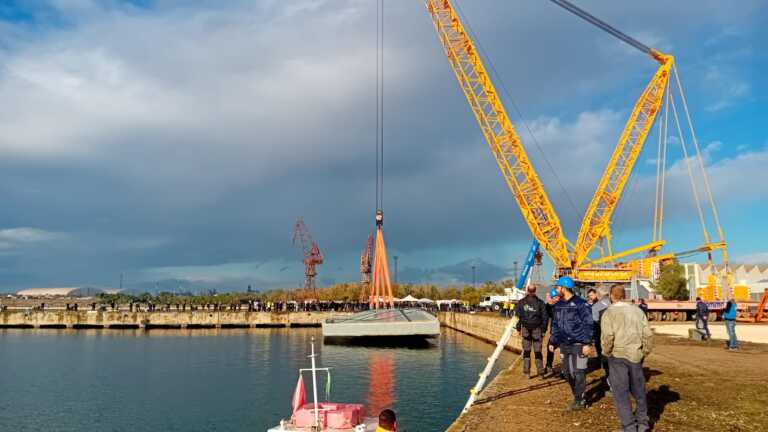 Taranto, una barca-porta chiude il bacino dell’Arsenale della Marina militare – VIDEO