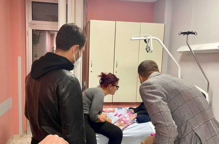 Galleria foto 'Babbo Natale è biancorosso al “Giovanni XXIII”: i calciatori del Bari portano doni ai piccoli pazienti – FOTO' - foto 2