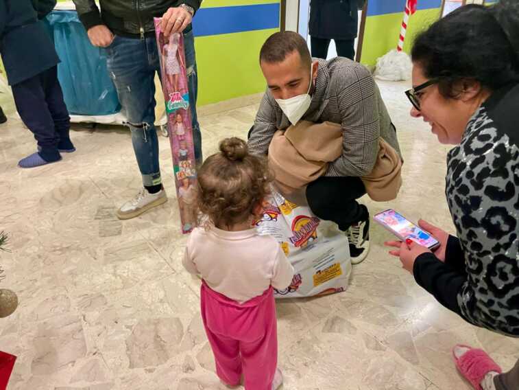Babbo Natale è biancorosso al “Giovanni XXIII”: i calciatori del Bari portano doni ai piccoli pazienti – FOTO