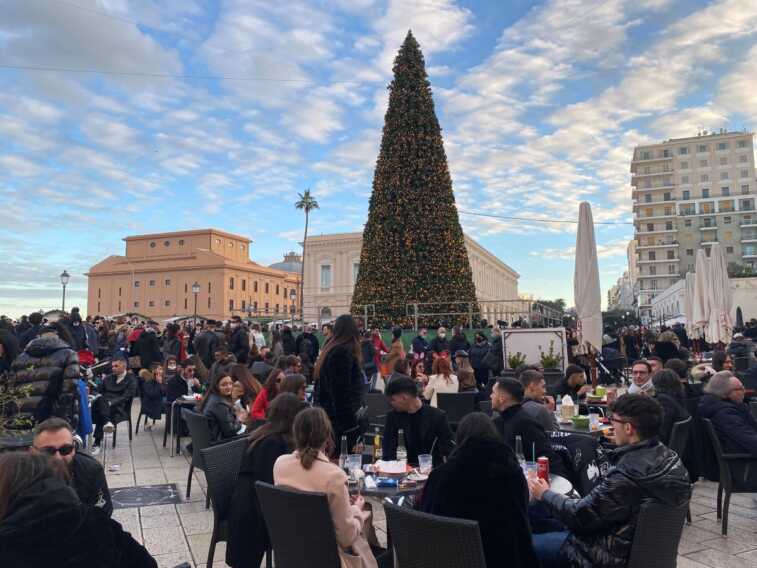 Bari, i divieti per il periodo natalizio: “no” alla vendita di bevande in vetro e ai dj set all’esterno